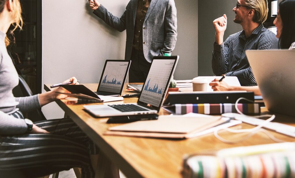 Infographic outlining the steps to hire an Integrator, from defining the role to onboarding the right candidate.